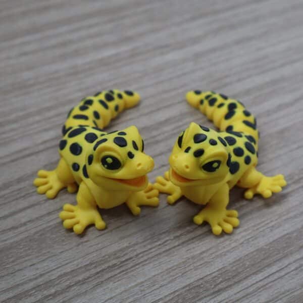 Customized 3D Printed Plastic Gecko Model with Movable Joints - Image 7